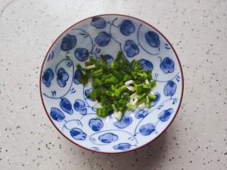 4、白菜豆腐汤,小葱洗净之后切碎