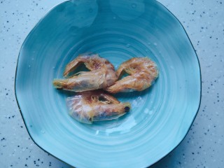 5、白菜豆腐汤,虾干用温水泡洗一下，剪去虾枪