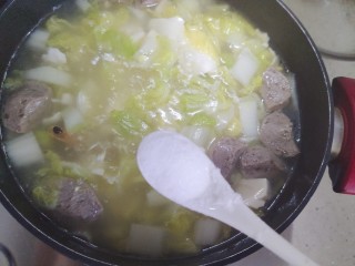 16、白菜豆腐汤,5分钟后，加一小勺细盐