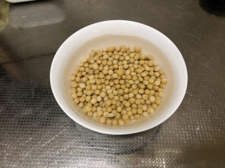 1、黄豆猪脚汤➕白萝卜花生黄豆猪脚汤,黄豆40g，清洗后，冷水浸泡至少三四个小时