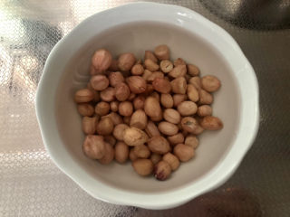 2、黄豆猪脚汤➕白萝卜花生黄豆猪脚汤,花生一小把，清洗后冷水浸泡三小时或热水浸泡一小时