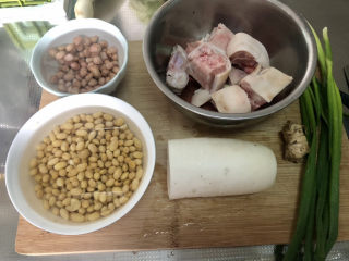 3、黄豆猪脚汤➕白萝卜花生黄豆猪脚汤,食材合照：猪脚一个，已经让超市阿姨帮忙斩成块，白萝卜大半个，泡好的黄豆和花生，小葱四五根，姜一大块