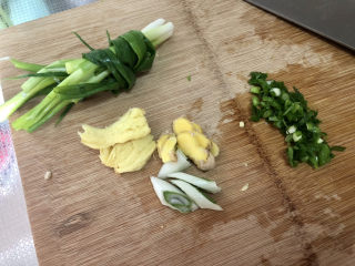 5、黄豆猪脚汤➕白萝卜花生黄豆猪脚汤,还准备了一点大葱葱白一小块姜，用于焯猪脚。葱白切段，姜切片，小葱一根切末，准备做蘸汁用，剩下的小葱困成葱结，剩下的姜碎