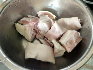 7、黄豆猪脚汤➕白萝卜花生黄豆猪脚汤,猪脚拔干净猪毛，清洗备用