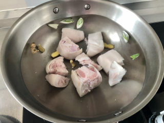 8、黄豆猪脚汤➕白萝卜花生黄豆猪脚汤,锅中加冷水，下猪脚，姜片，葱白段