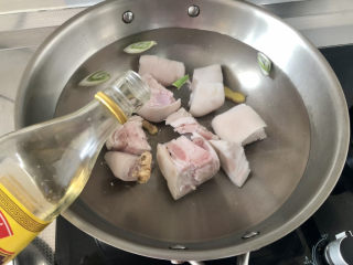 9、黄豆猪脚汤➕白萝卜花生黄豆猪脚汤,加一汤匙料酒