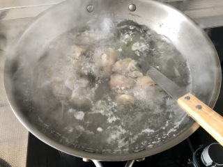 11、黄豆猪脚汤➕白萝卜花生黄豆猪脚汤,再煮一分钟，彻底煮出血末