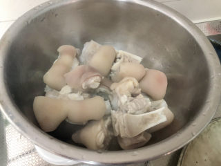 12、黄豆猪脚汤➕白萝卜花生黄豆猪脚汤,捞出猪脚温水洗净