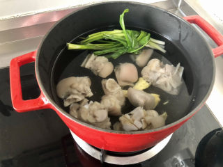 13、黄豆猪脚汤➕白萝卜花生黄豆猪脚汤,汤锅中加适量水，放入猪脚，葱结，拍碎的姜