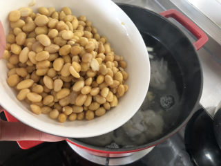14、黄豆猪脚汤➕白萝卜花生黄豆猪脚汤,放入黄豆