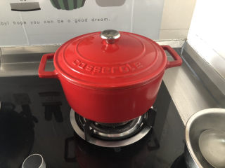 17、黄豆猪脚汤➕白萝卜花生黄豆猪脚汤,转小火，加盖炖煮70分钟，根据自己的锅调节时间，铸铁锅时间相对小一些