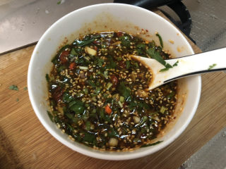 30、黄豆猪脚汤➕白萝卜花生黄豆猪脚汤,撒上葱绿末和香菜末即可。