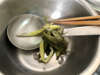 31、黄豆猪脚汤➕白萝卜花生黄豆猪脚汤,70分钟左右，捞出葱结