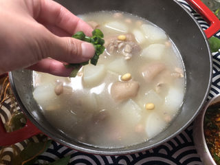 36、黄豆猪脚汤➕白萝卜花生黄豆猪脚汤,关火撒上葱末即可