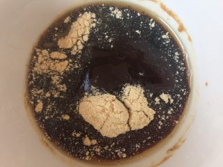 4、油焖春笋,炒之前调味我们先准备好，蚝油、鸡粉、味精、生抽及一点点芝麻油加点水搅拌搅拌备用