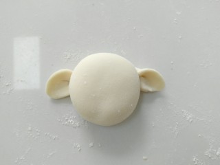 9、小白象花样馒头,粘上耳朵，粘不住时，蘸些清水。