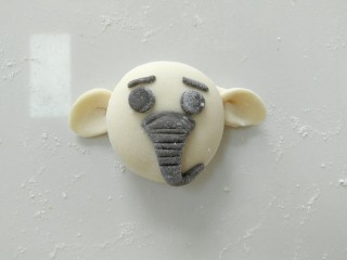 11、小白象花样馒头,在粘上小白象的鼻子，然后弯出一个弯。冷水上锅蒸，开中小火哦！