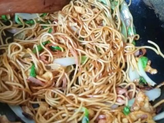 10、火腿鸡蛋炒面,再调入适量生抽，老抽和一小勺蚝油继续炒均匀；