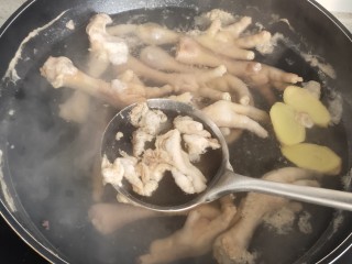 5、香辣卤鸡爪,撇去浮沫煮3分钟