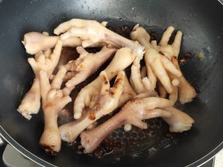 8、香辣卤鸡爪,倒入鸡爪