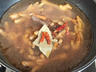 12、香辣卤鸡爪,倒入锅中