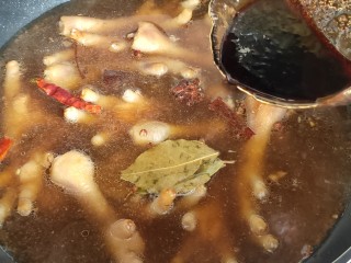 17、香辣卤鸡爪,倒入锅中