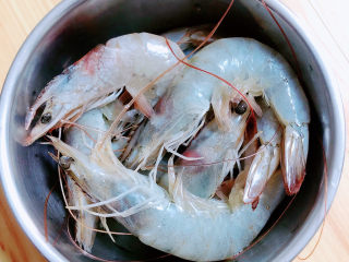 1、三鲜米线,准备好鲜虾。