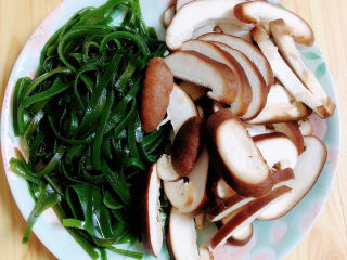 2、三鲜米线,准备好海带丝、香菇。