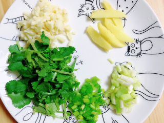 3、三鲜米线,准备好葱姜蒜、香菜。