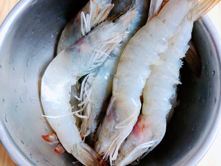 4、三鲜米线,将虾须子剪掉、挑去虾线。