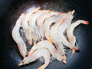 5、三鲜米线,锅中倒入油，加热至五成热，放下大虾煎至焦黄。