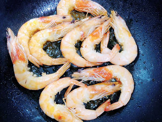 6、三鲜米线,翻面继续煎至焦黄。