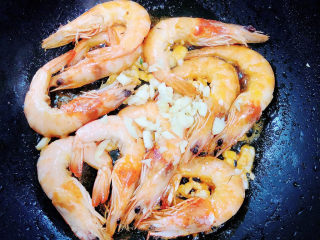 7、三鲜米线,放入蒜末爆香。