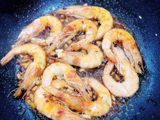 8、三鲜米线,放入生抽，翻炒均匀。关火，将大虾捞出。