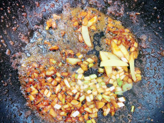 9、三鲜米线,锅中留下虾油和蒜末，放入葱姜爆香。