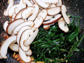 10、三鲜米线,加入海带、香菇，翻炒均匀。