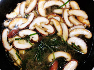 11、三鲜米线,加入水，大火烧开锅。