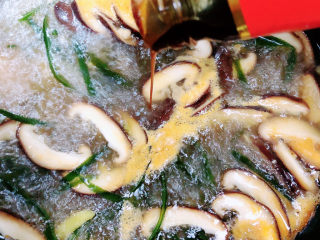 12、三鲜米线,加入盐、耗油、白胡椒粉、鲜鸡汁。