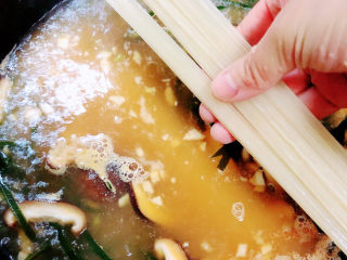 13、三鲜米线,下入米线，煮5分钟。