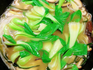 14、三鲜米线,放入油菜。