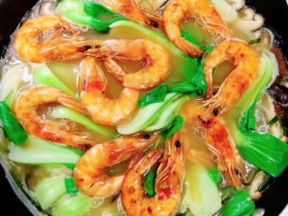 15、三鲜米线,再放入煎好的大虾。