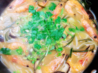 16、三鲜米线,虾油逐渐煮至汤中，撒上香葱和香菜末，即可出锅了。