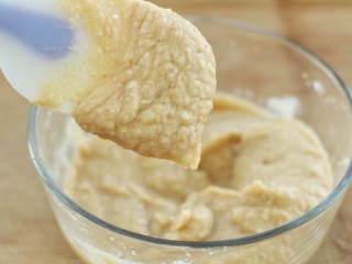 5、奶油蘑菇浓汤,将炒好的面粉用擀面杖捣去面疙瘩,一点一点的加入清水,搅拌成粘稠的面糊状备用