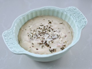 12、奶油蘑菇浓汤,撒上少许罗勒碎就可以美美的享用啦!