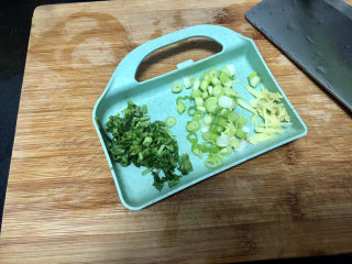 2、花蛤豆腐汤➕韩式花蛤豆腐汤,小葱洗净切末，姜清洗去皮切丝，香菜清洗切碎