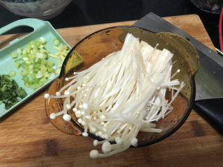 4、花蛤豆腐汤➕韩式花蛤豆腐汤,金针菇切去尾部撕成小朵清洗