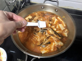 19、花蛤豆腐汤➕韩式花蛤豆腐汤,尝下咸淡，根据个人口味添加少许盐定味