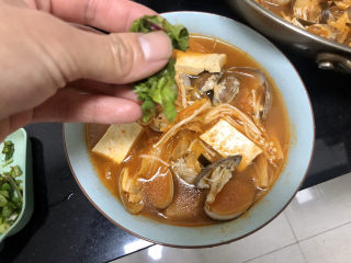 20、花蛤豆腐汤➕韩式花蛤豆腐汤,出锅，撒上少许香菜即可