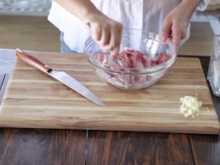 3、15分钟一道家常西兰花炒牛肉,加入玉米淀粉和黑胡椒混合在一起。在室温下腌制10分钟