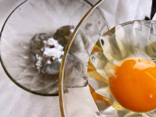 7、虾仁豆腐羹,再倒入一点点的鸡蛋清,搅拌均匀,然后放在一边腌渍一会儿。